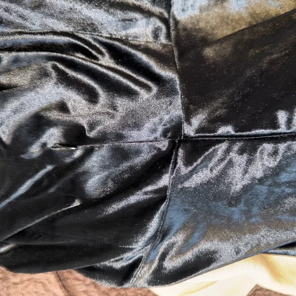 NWT KAIMILAN Chic Velvet Dress with Beige Accents - Picture 15 of 15